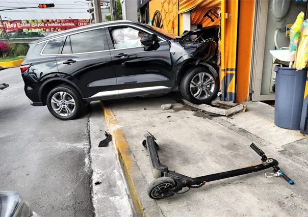 Camioneta se estrella contra ferretería en Guadalupe