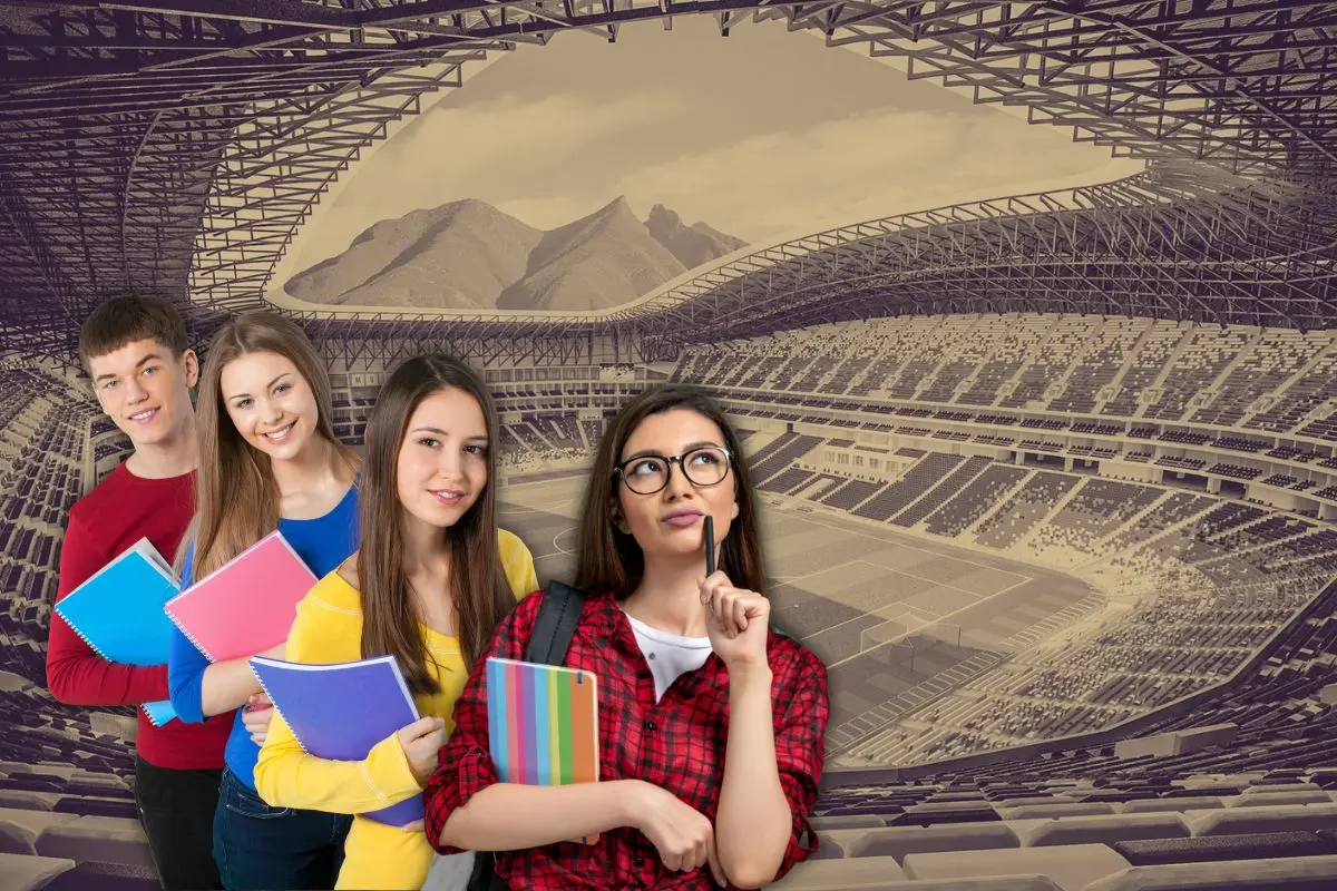 Estudiantes con libros y de fondo el estado de Rayados Foto: Canva