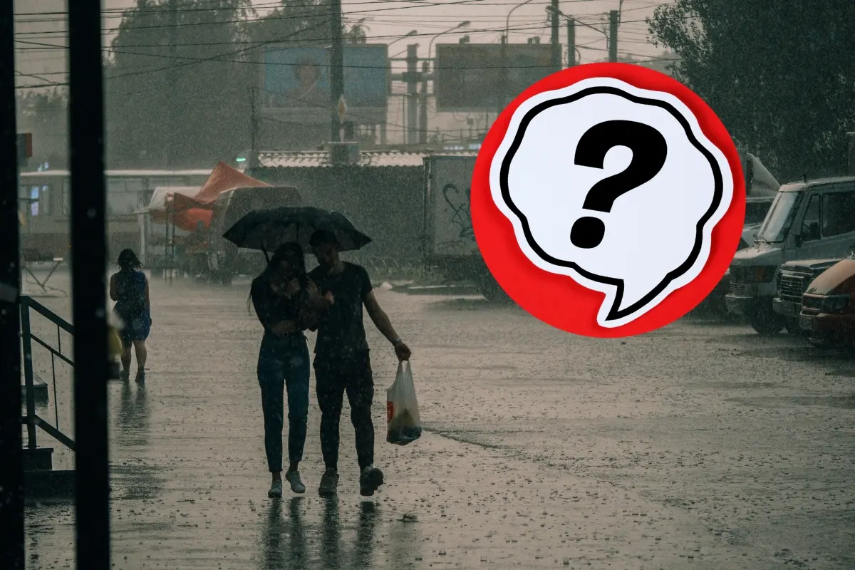 Dos personas caminando en la lluvia. Foto: Canva