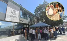 Se manifiestan pensionados del ISSSTE Coahuila, piden pagos y les cierran la puerta en la cara