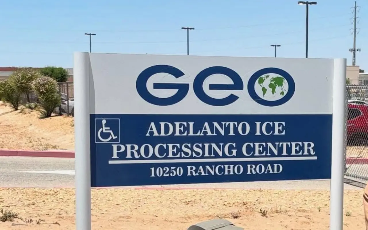 Letrero del Centro de Detención de Adelanto del ICE. Foto: Instagram (@luzmrivas)