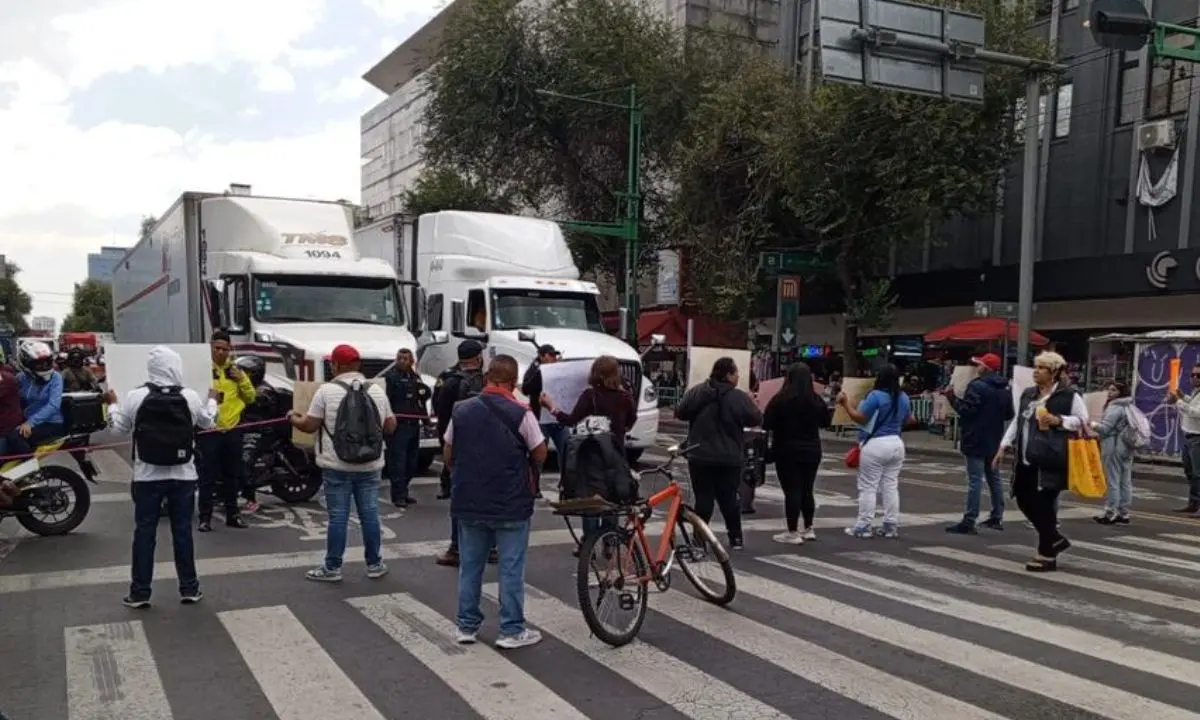 Bloqueo vial en CDMX.  Foto: X (@SCPPyBG)