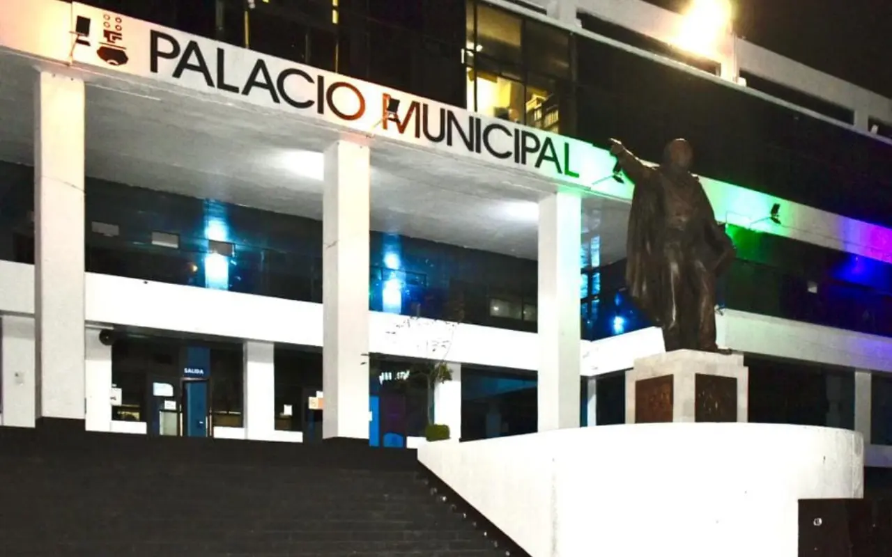 Palacio Municipal de Naucalpan. Foto: FB/ Ciudad Naucalpan / Gobierno Municipal 2025-2027 (Canva)