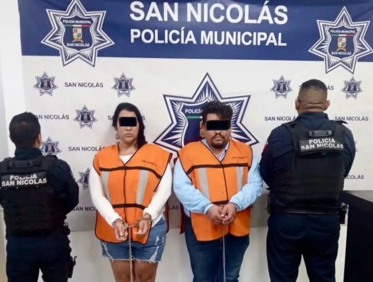 La detención de esta pareja en San Nicolás de los Garza resalta la importancia de extremar precauciones al vender vehículos. Foto: Policía de San Nicolás de los Garza.