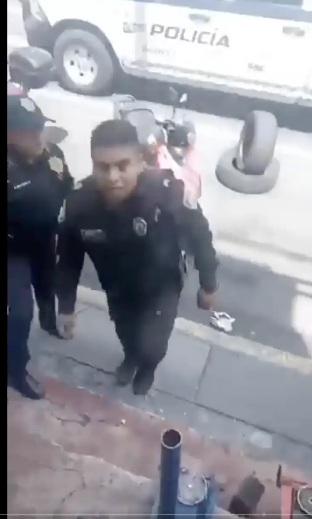 Policía en riña en Lomas de Plateros. Foto: X @AztecaNoticias