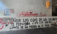 Normalistas realizan pintas en la SRE a 11 años de la desaparición de los 43 de Ayotzinapa