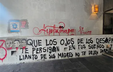 Normalistas realizan pintas en la SRE a 11 años de la desaparición de los 43 de Ayotzinapa
