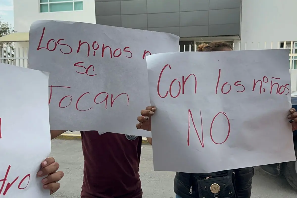 Carteles de inconformidad por abuso.  Foto: Manuel López