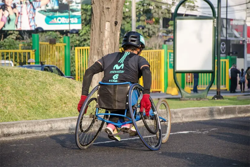 Caminando juntos, jóvenes y familias visibilizan los derechos de las personas con discapacidad. Foto: Biblioteca Canva