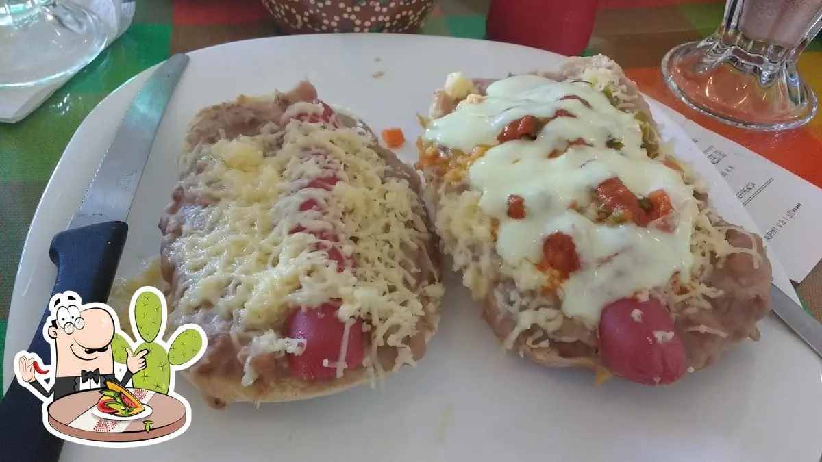 Tradicionales molletes de frijol-salchicha| Fotos: Cafetería Plauchú, en Facebook