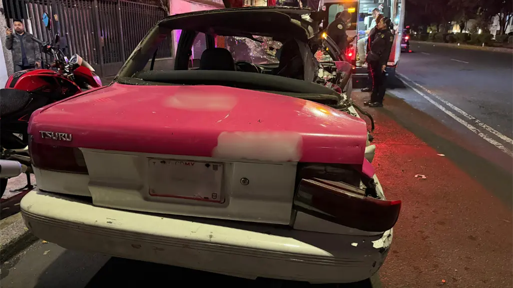 Taxi destrozado en Iztacalco: conductor choca contra semáforo y acaba lesionado