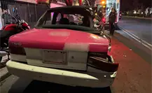 Taxi destrozado en Iztacalco: conductor choca contra semáforo y acaba lesionado