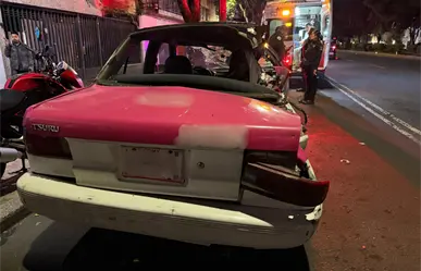 Taxi destrozado en Iztacalco: conductor choca contra semáforo y acaba lesionado