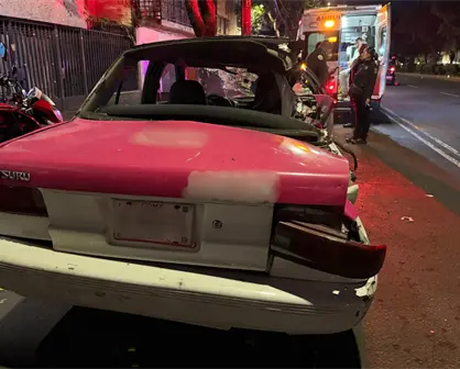 Taxi destrozado en Iztacalco: conductor choca contra semáforo y acaba lesionado