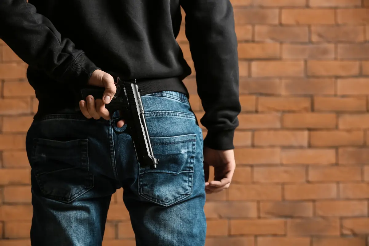 Bryan Guadalupe N tendrá que pagar con más de 5 años de prisión su delito en el que empuñó un arma de fuego. Foto Ilustrativa: Canva.