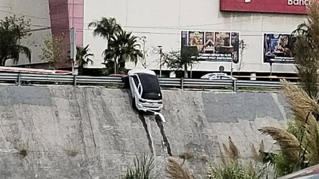 Rescatan auto atrapado en la orilla del río Santa Catarina