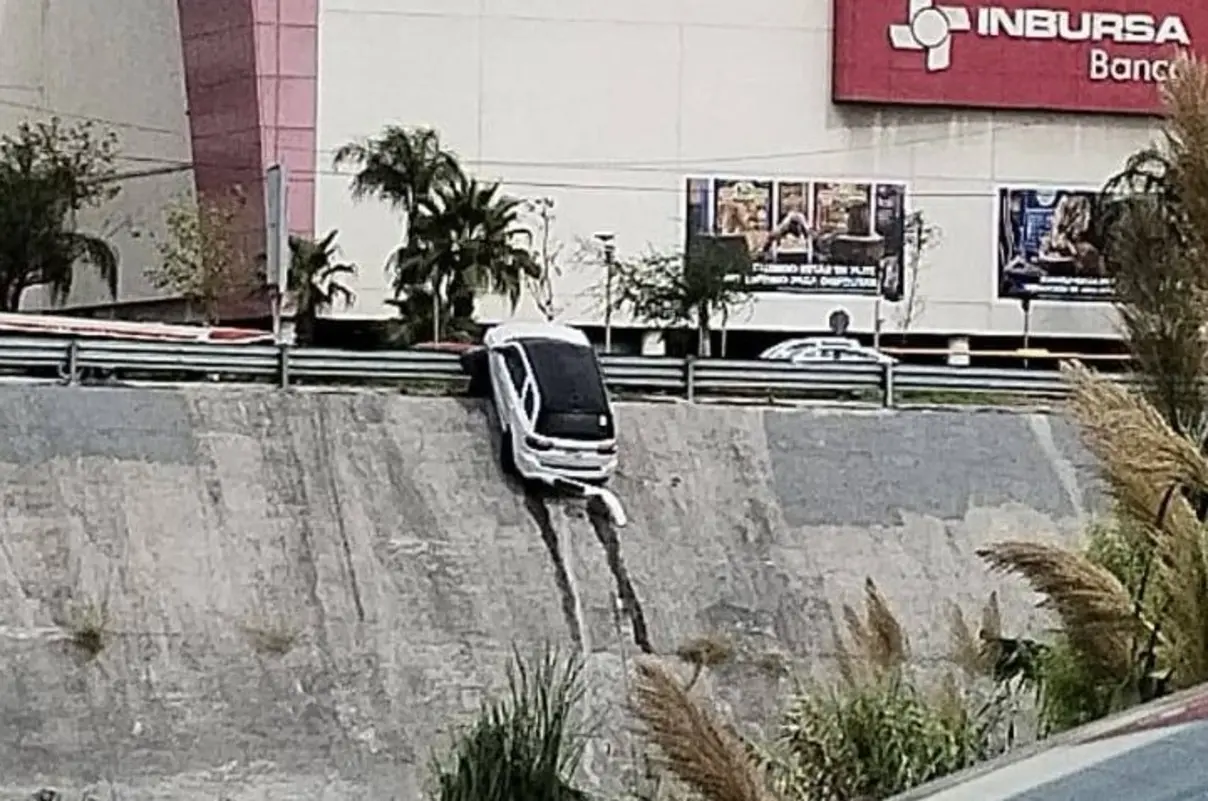 El auto fue removido con grúas especializadas y llevado a un corralón mientras se realizan los peritajes correspondientes. Foto: Protección Civil de Guadalupe.