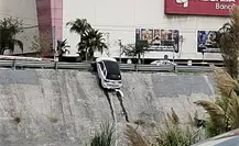 Rescatan auto atrapado en la orilla del río Santa Catarina