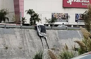 Rescatan auto atrapado en la orilla del río Santa Catarina
