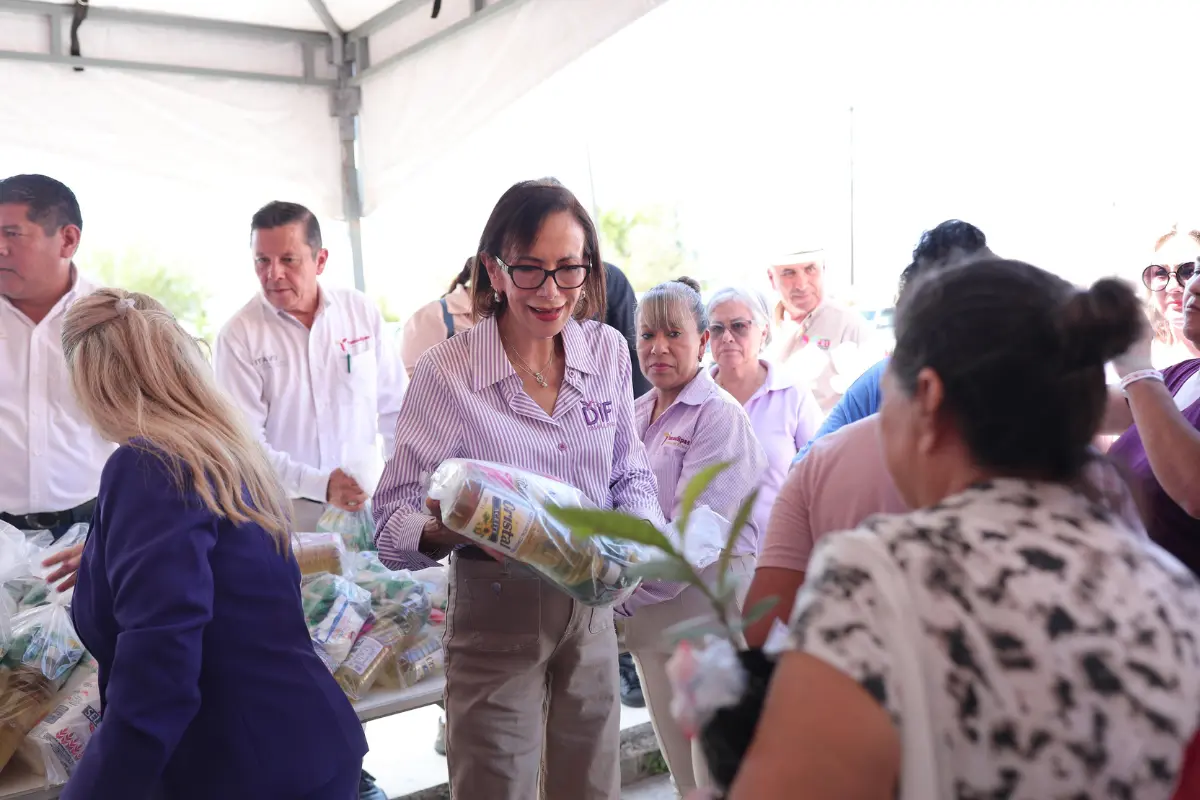 Patricia Lara Ayala, directora general del Sistema DIF Tamaulipas, en la brigada realizada en el municipio de Guerrero, Tamaulipas. Foto: Daniel Espinoza