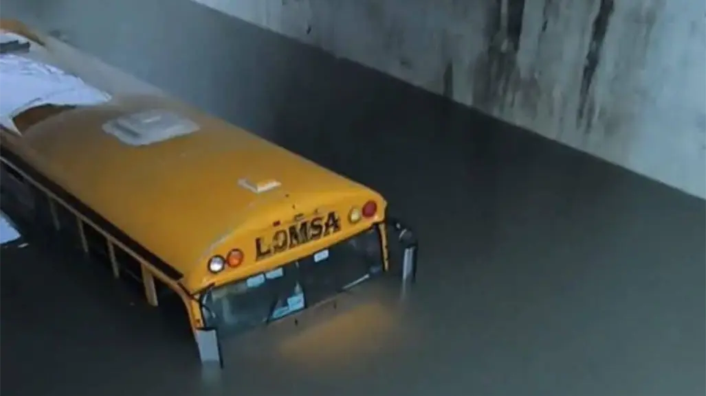 Por poco se ahogan obreros de Nuevo Laredo en desnivel inundado