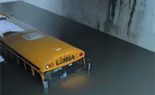 Por poco se ahogan obreros de Nuevo Laredo en desnivel inundado