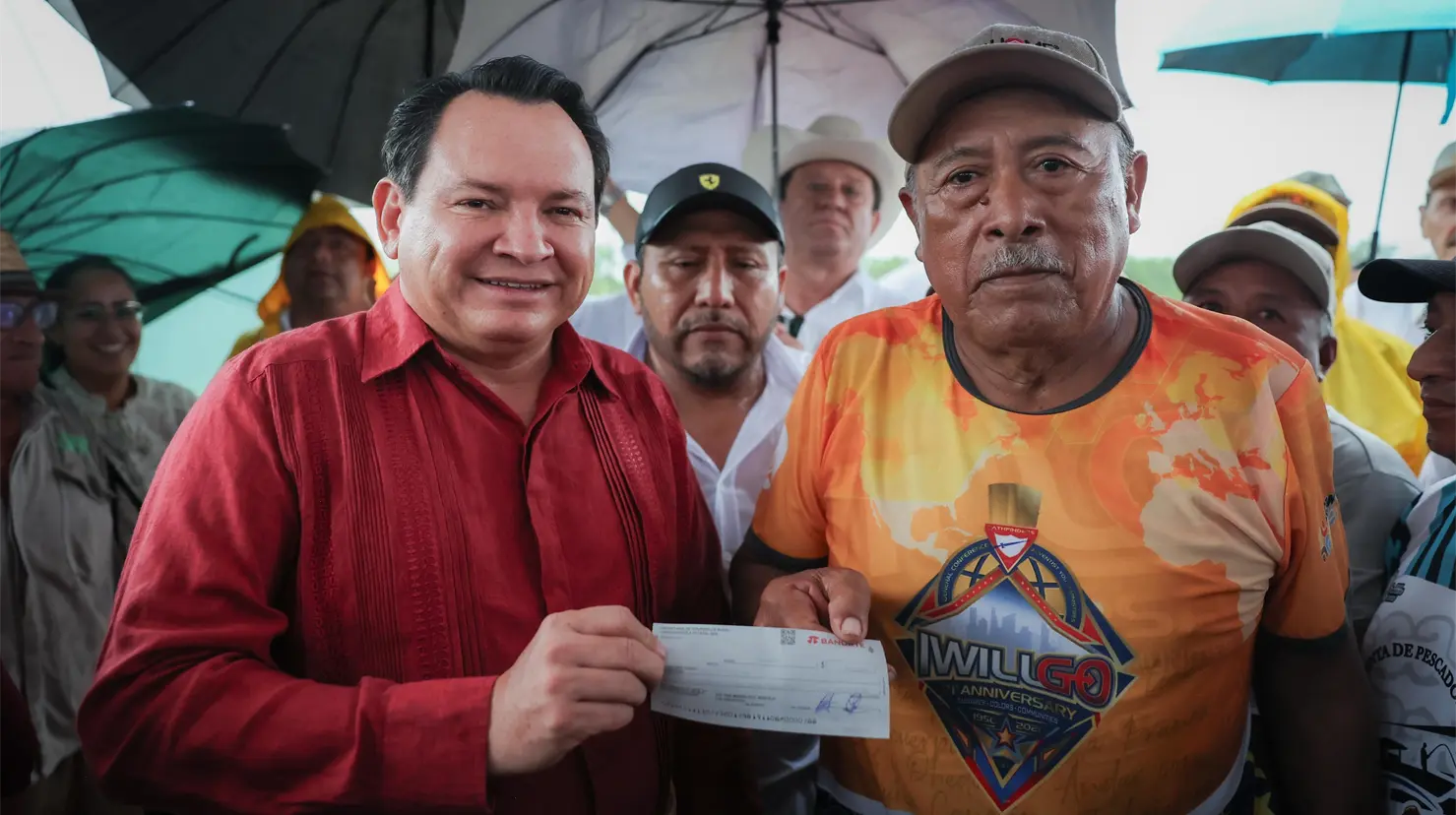 El gobernador de Yucatán, Joaquin Díaz mena visitó el pasado 22 de septiembre la localidad de Samahil donde inauguró obras como caminos y sistemas de riego, además de entregar apoyos a trabajadores rurales como parte del impulso al campo yucateco.- Fuente Gobierno del Estado