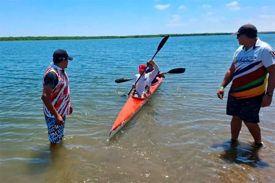 Comondú impulsa el canotaje en sus playas; van por la Olimpiada Estatal 2026