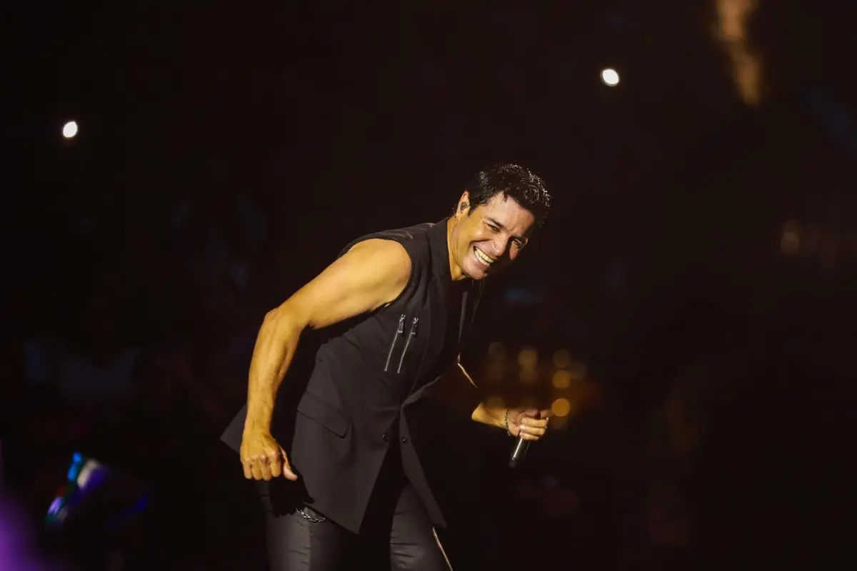 Descubre la llegada de Chayanne a Tampico y la emoción de sus fans. Detalles del concierto esperado en Tamaulipas.