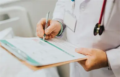 Cobros médicos excesivos: presentan reforma para garantizar transparencia en hospitales de NL