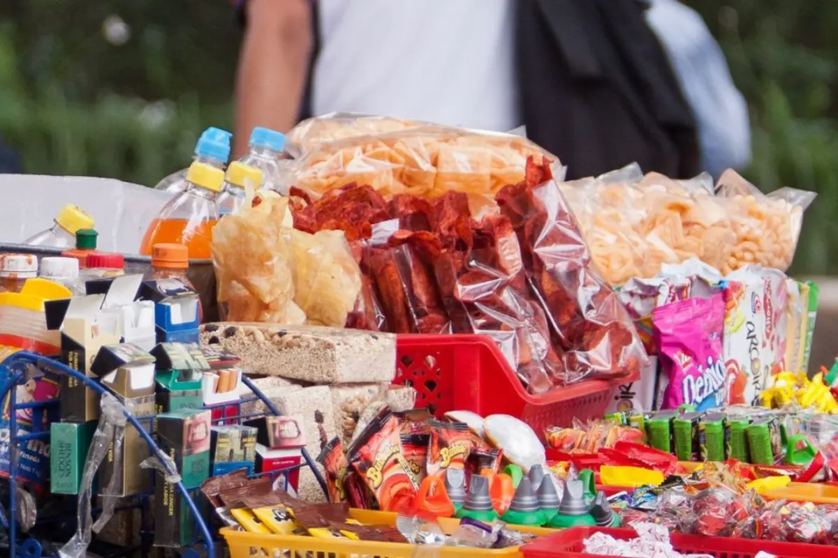 El hallazgo encendió alertas, pues se trata de alimentos ligados a problemas de obesidad y diabetes infantil. Foto: Cooperativas Escuelas