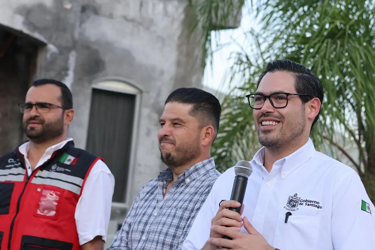 El alcalde de Santiago, David de la Peña, destacó que la obra de pavimentación entregada dará gran beneficio a los vecinos de la comunidad Los Fierros.  Foto: Gobierno de Santiago