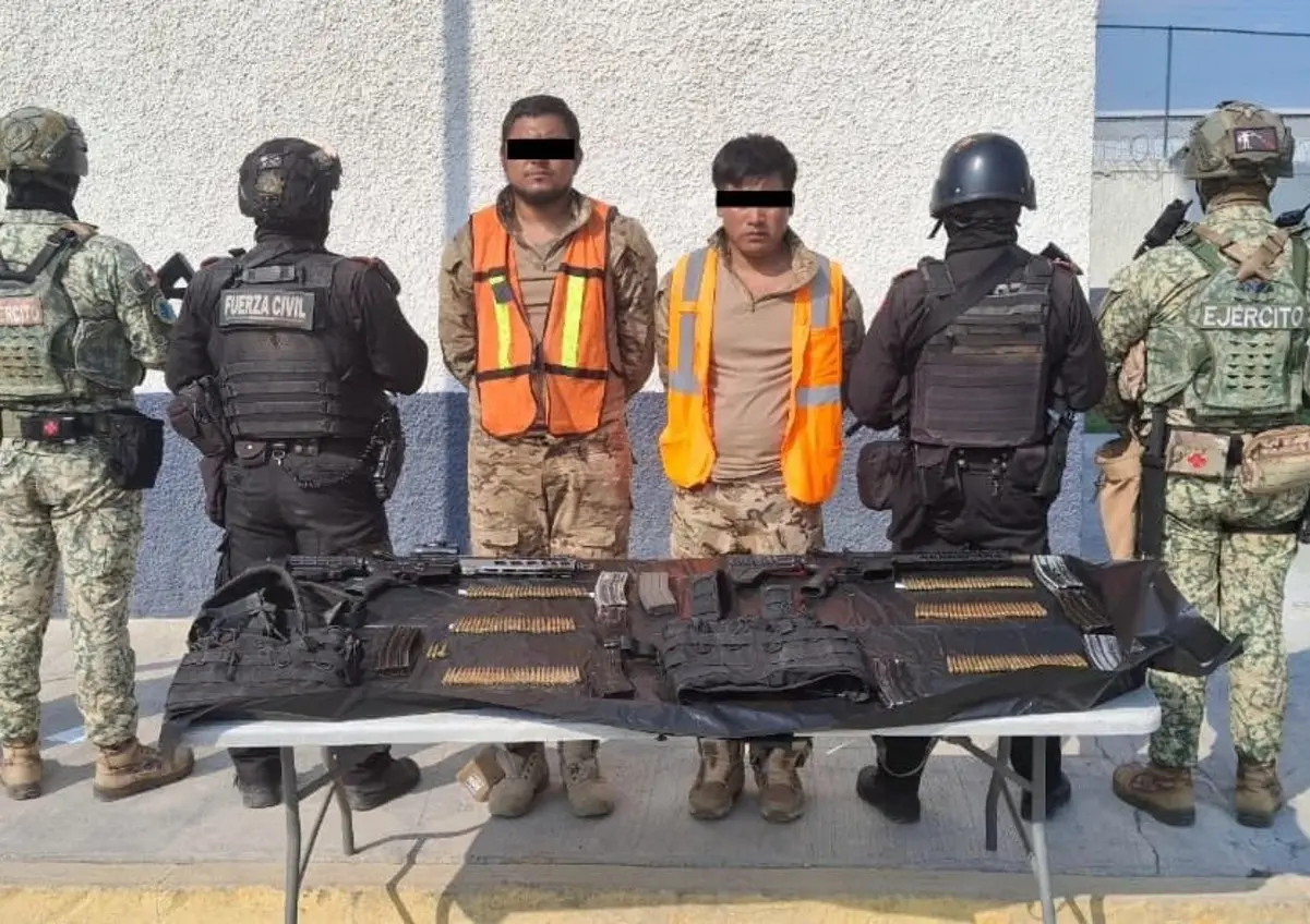 Durante estas acciones, se logró la detención de dos hombres en posesión de armas largas y equipo táctico. Foto: Fuerza Civil.