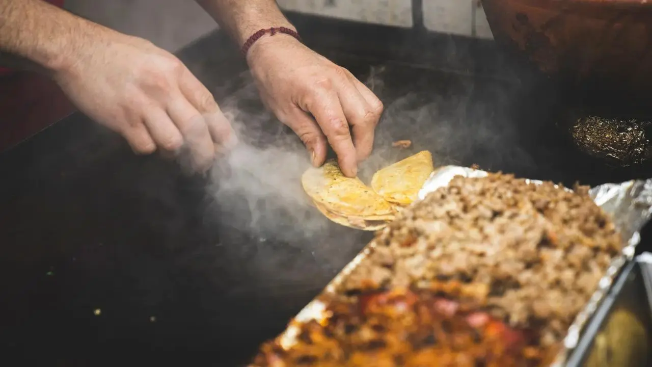 Feria del Taco Neza 2025 tendrá entrada gratis y más de 100 taquerías reunidas en un solo lugar. Foto: @zonacritica17 / Canva
