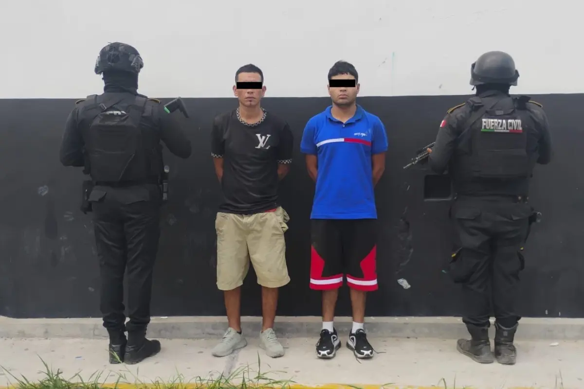Policías de Fuerza Civil y hombres detenidos en persecución en Monterrey. Foto: Fuerza Civil