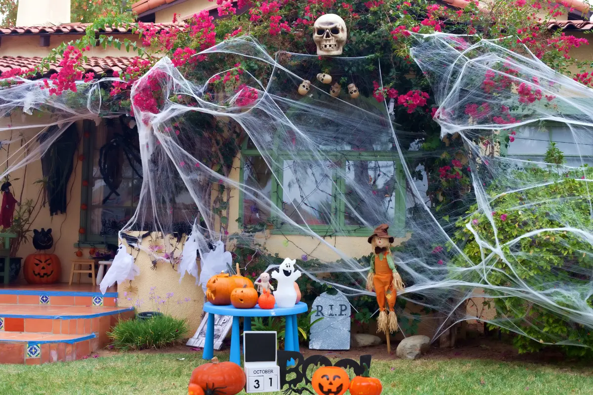 Halloween 2025: Prepárate para hacer lucir tu hogar terrorífico con estas recomendaciones. Foto: Canva