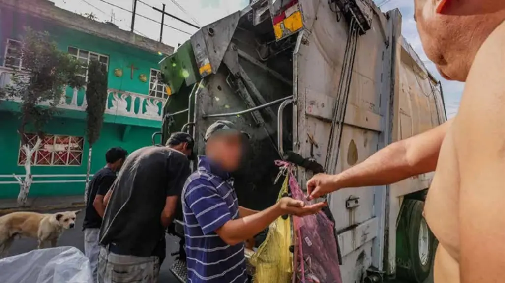 Propinas y riesgo constante: la realidad de los trabajadores informales de limpia en CDMX