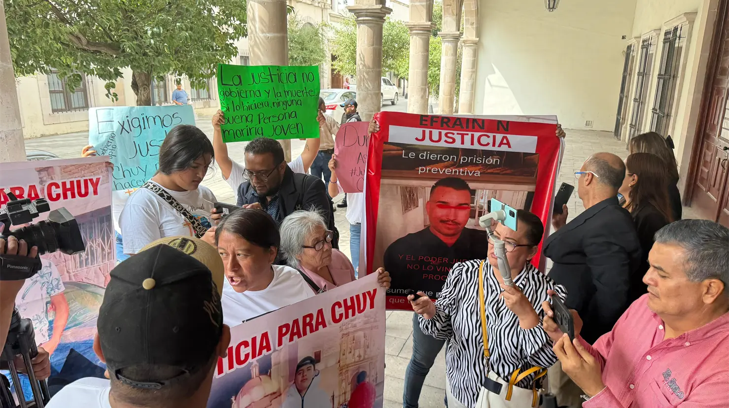Foto: Jesús Carrillo | Llegaron al congreso del Estado, decenas de personas pidiendo justicia.