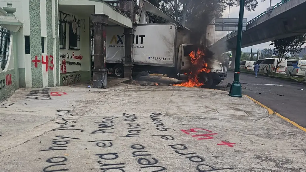 VIDEO | Normalistas lanzan camión contra reja de Campo Militar 1 en CDMX y hacen explotar cabina del conductor