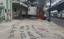 VIDEO | Normalistas lanzan camión contra reja de Campo Militar 1 en CDMX y hacen explotar cabina del conductor