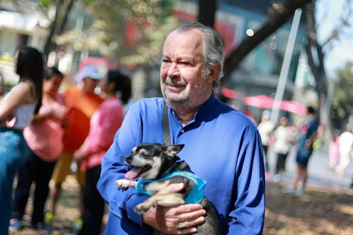 El exalcalde de San Pedro Garza García, Mauricio Fernández Garza, junto a su fiel perrito Pancho en San Pedro de Pinta. Mauricio Fernández Garza murió el pasado martes 23 de septiembre de 2025. Foto: Facebook Mauricio Fernández