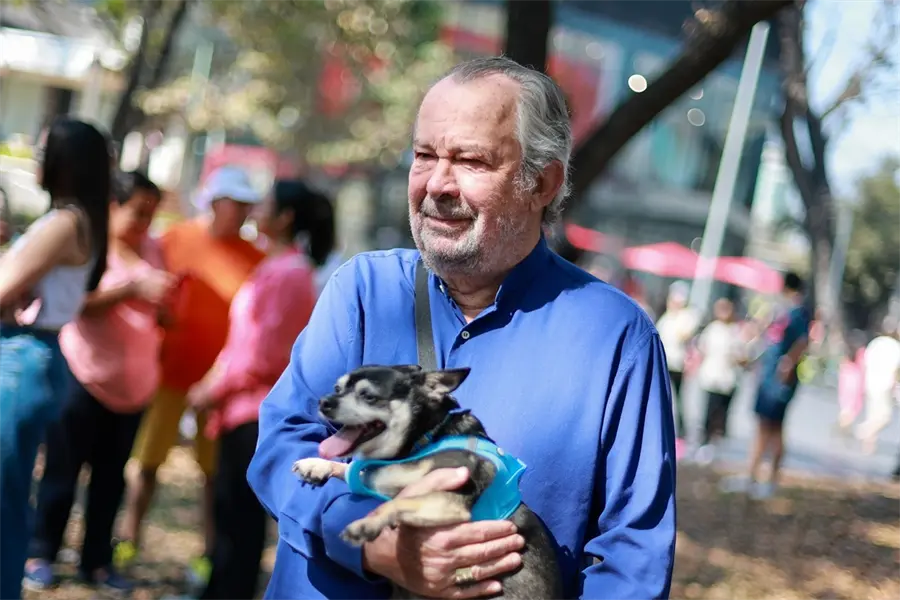 Mauricio Fernández y su perrito Pancho, la dupla entrañable en San Pedro de Pinta