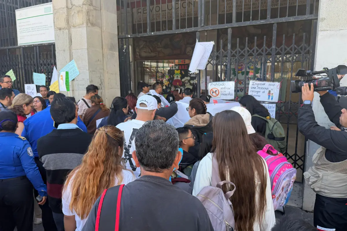 Padres bloquean primaria en CDMX. Foto: Ramón Ramírez