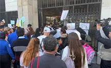 Padres bloquean primaria en CDMX; exigen destitución de conserje acusado de acoso