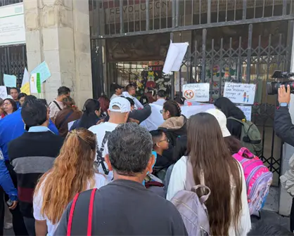 Padres bloquean primaria en CDMX; exigen destitución de conserje acusado de acoso