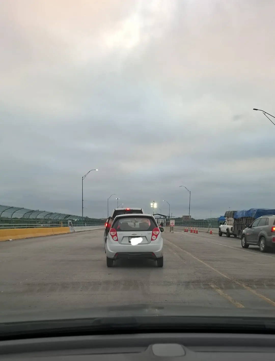 Así suelen verse los puentes internacionales en Piedras Negras por la mañana según usuarios en redes sociales / Foto; Elotes Reyna | Canva