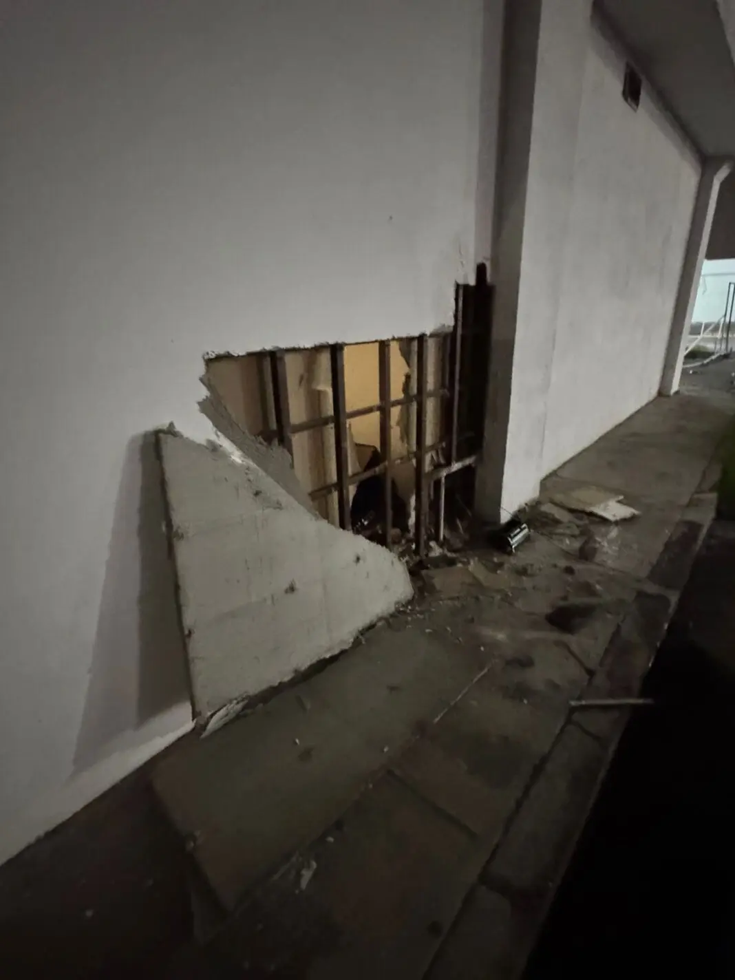 El hombre causó daños materiales al inmueble, principalmente en el área donde realizó el boquete para ingresar./ Foto: Cortesía