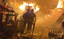 Sofocan incendio en local comercial de Chimalhuacán; rescatan a tortugas atrapadas