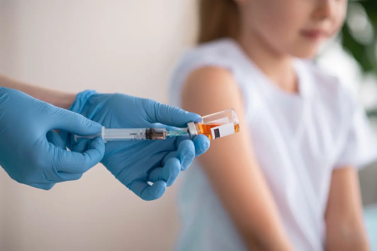La Secretaría de Salud en Tamaulipas puso en marcha la campaña de vacunación contra el Virus del Papiloma Humano 2025, la cual busca aplicar más de 22 mil 800 vacunas a niños y niñas de 11 años. Foto: Freepik