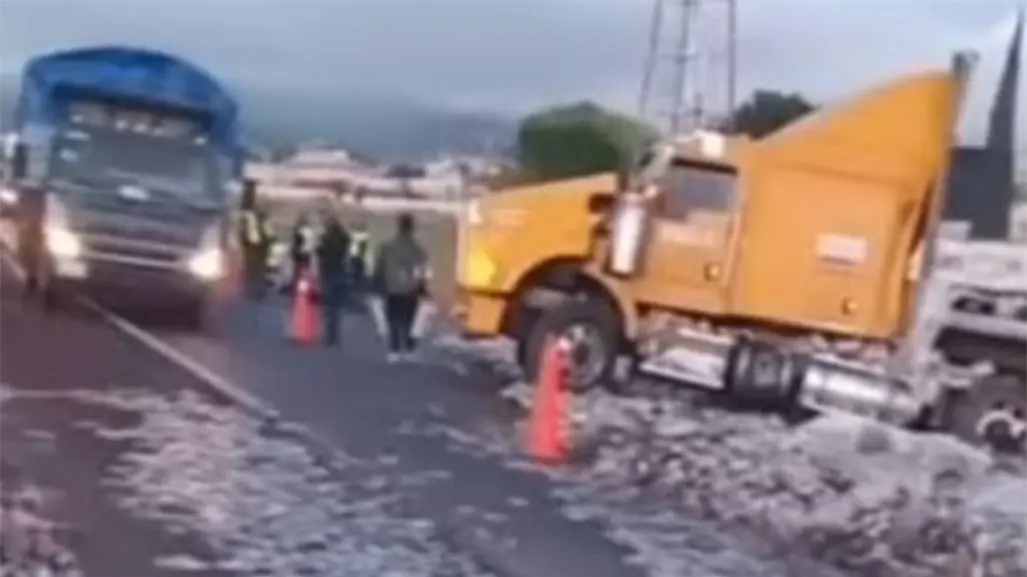 VIDEO | Tráiler con latas de cerveza vuelca en la México-Pirámides y genera rapiña entre personas